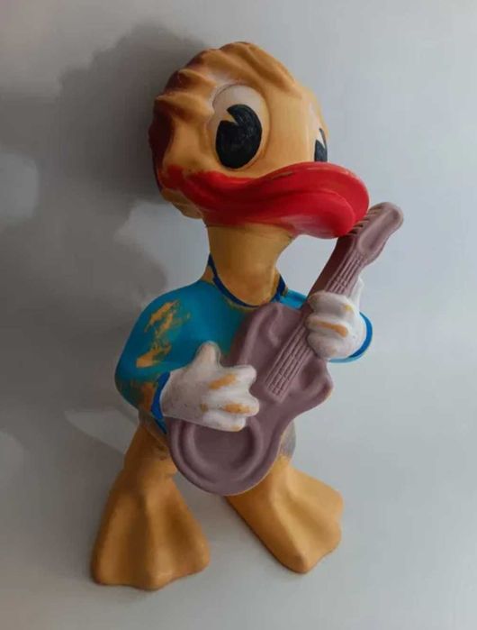 Jucarie Aradeanca veche ,din cauciuc, Donald cu chitara, de colectie
