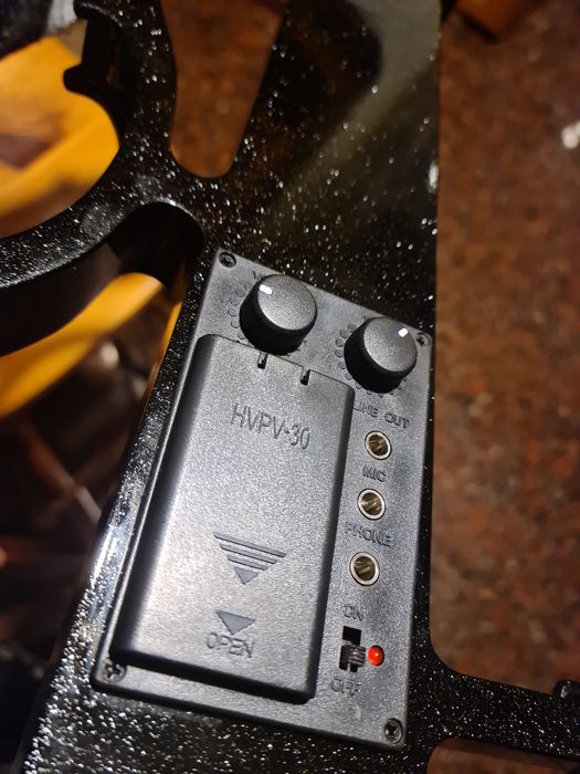 Продавам електрическа цигулка