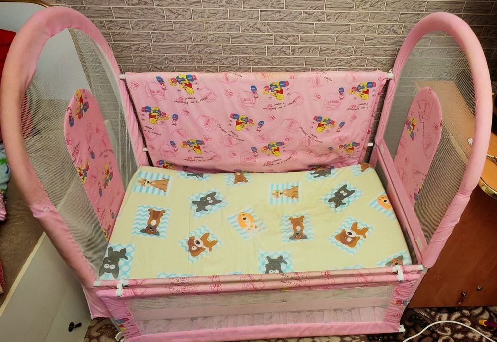 Продам кроватку для девочки
