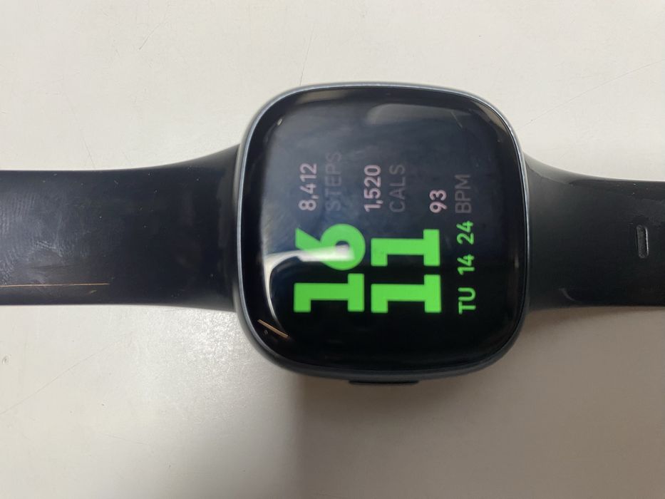 Продаю Fitbit Versa 4