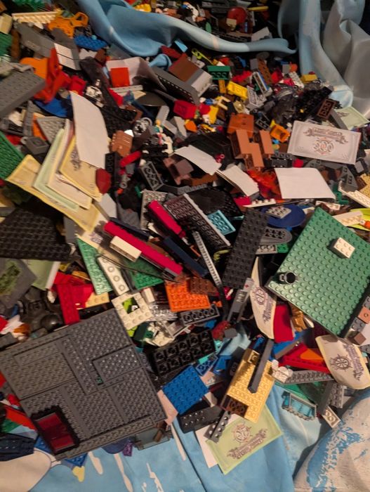 Очень-очень много лего