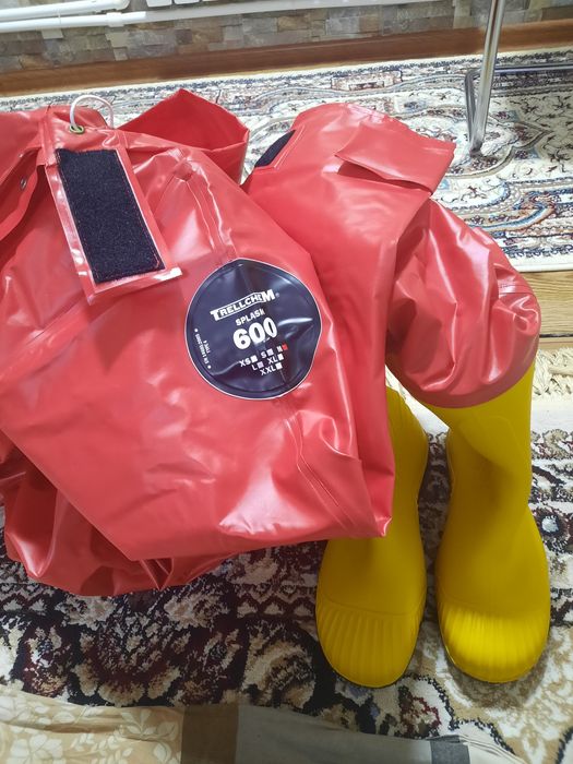 Водонепроницаемый комбинезон с капюшоном