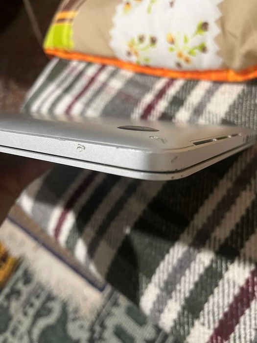 Продавам Macbook pro 2015 13