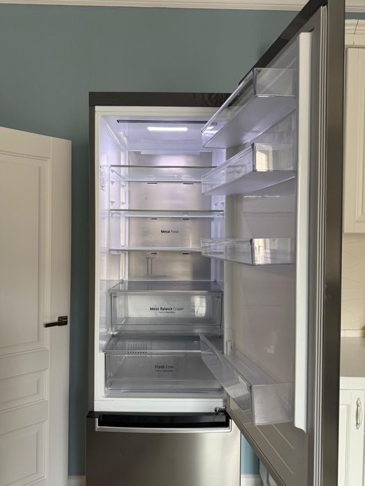 Холодильник серебристый