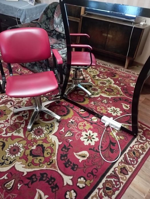 Парекмахерское кресло, зеркало
