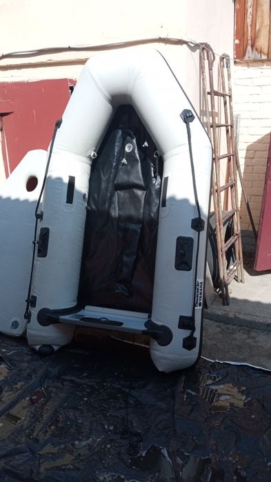 Продам лодку yamaha. 240* 135.