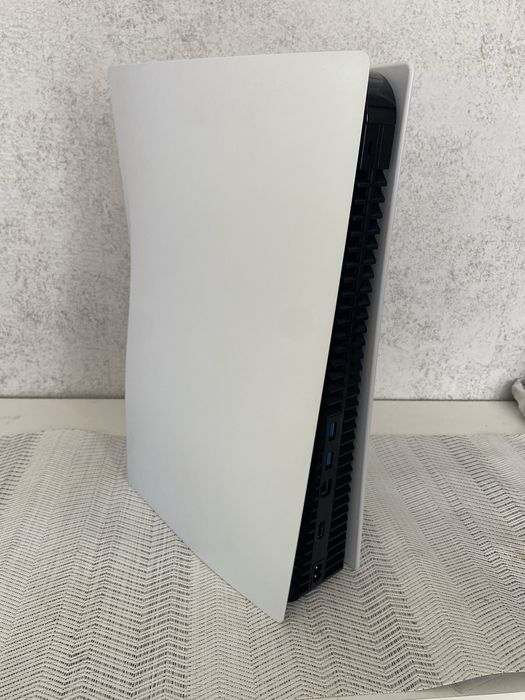 Конзола PlayStation 5 Disc Edition + FIFA 20
