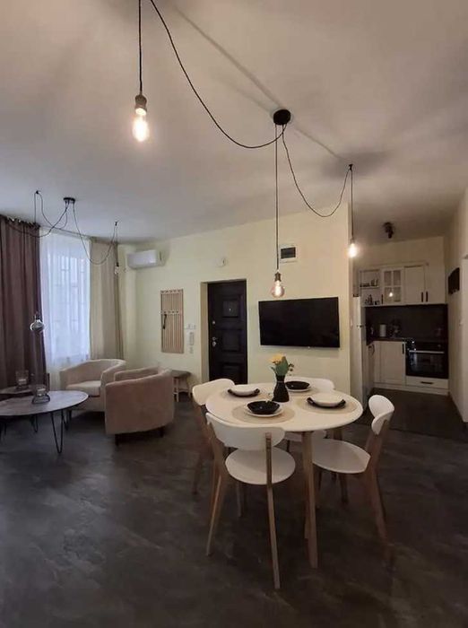 Дава се под наем Тристаен апартамент в София, Център - 90 кв.м за 796.62 € - Снимка #2