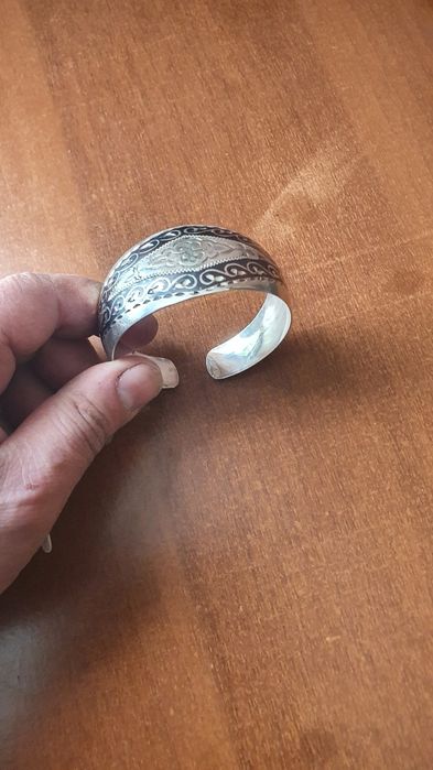 Продаётся серебряный браслет.