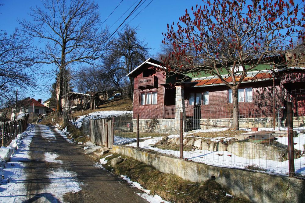 Casa gospodarului, bine întreținută, cu teren generos – Comarnic