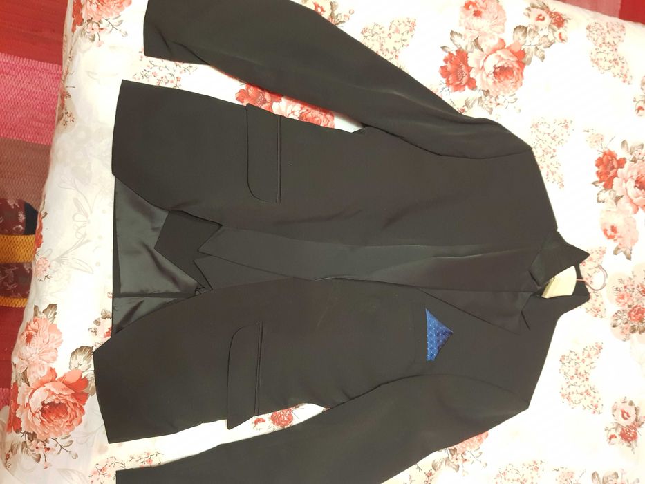 Официален мъжки костюм и риза