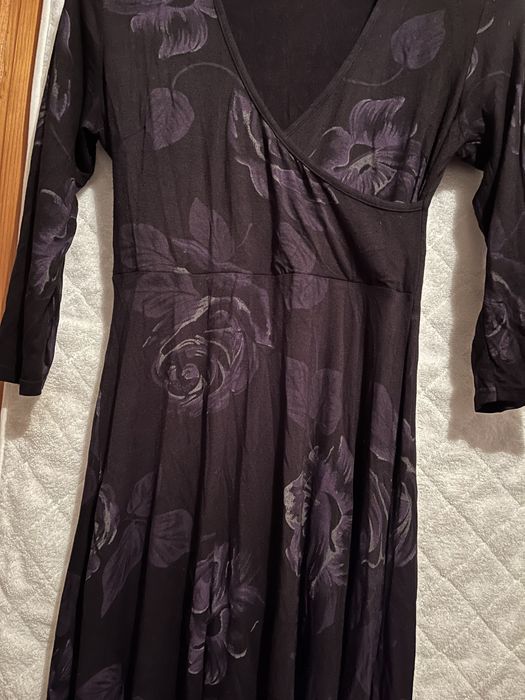 Рокля-трико ,черна с тъмно лилави цветя