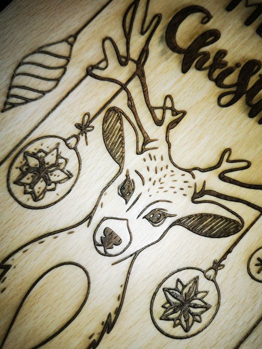 Дървена коледна дъска  за мезета с лазерна пирография Еленче