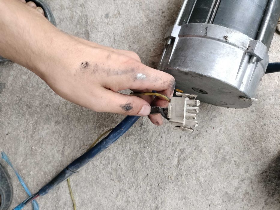 motoare elevator pe surub