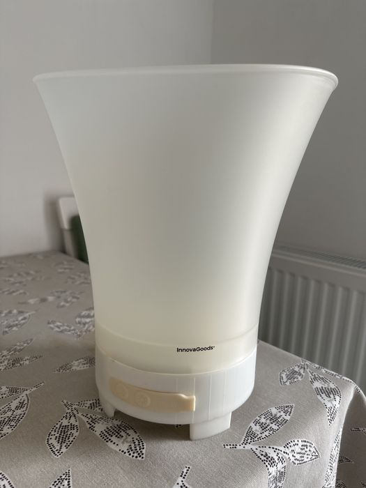 Frapieră cu lumini LED şi boxă încorporată