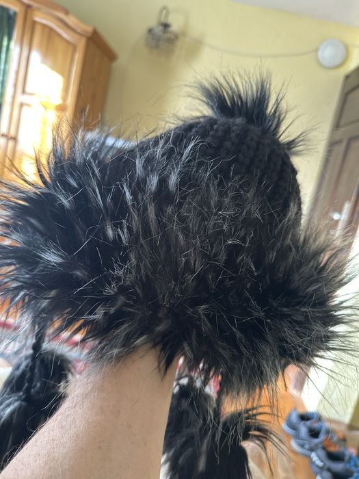 Дамска шапка с пискюли