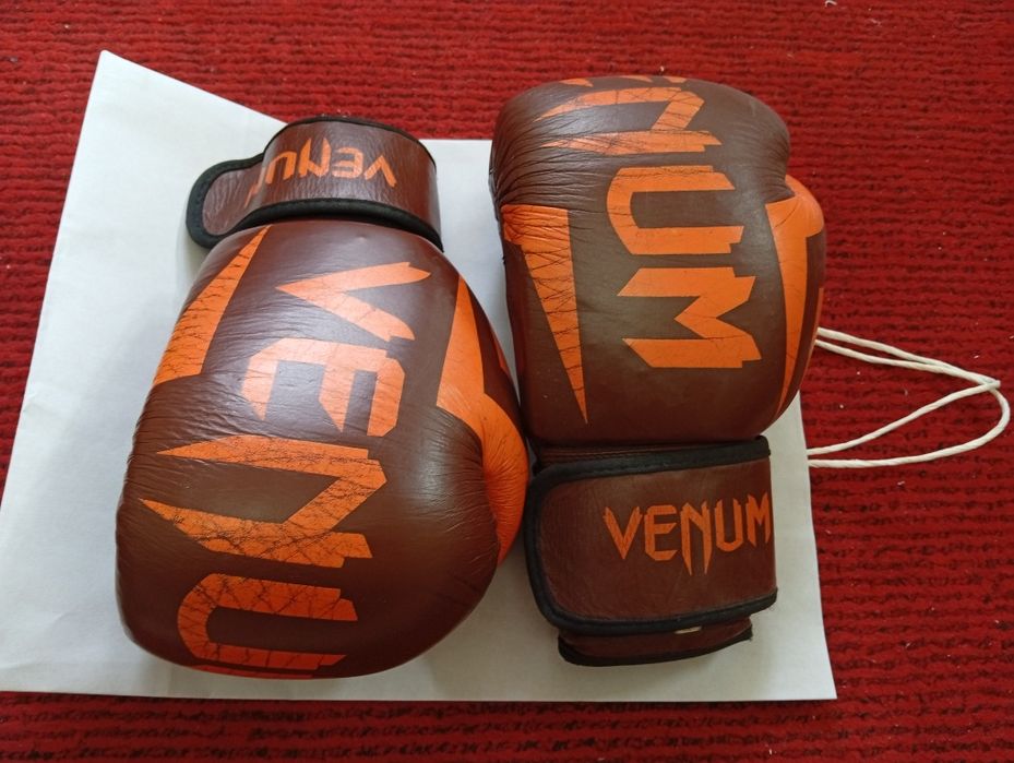 Перчатки Venum для бокса и Муай-тай