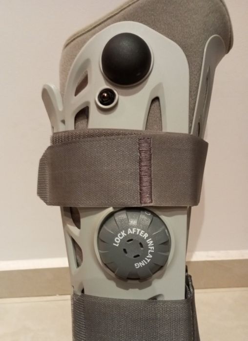 Продавам ортопедичен ботуш