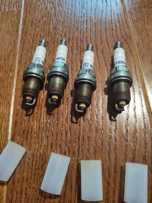 Filtru combustibil Champion + Bujii Originale OEM Opel Astra H, G, J