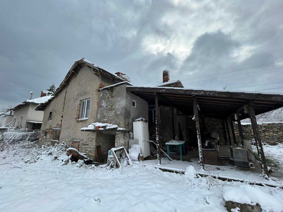 ПРОДАВА имот в с. Бресте, общ. Червен Бряг – ДВЕ КЪЩИ, два двора