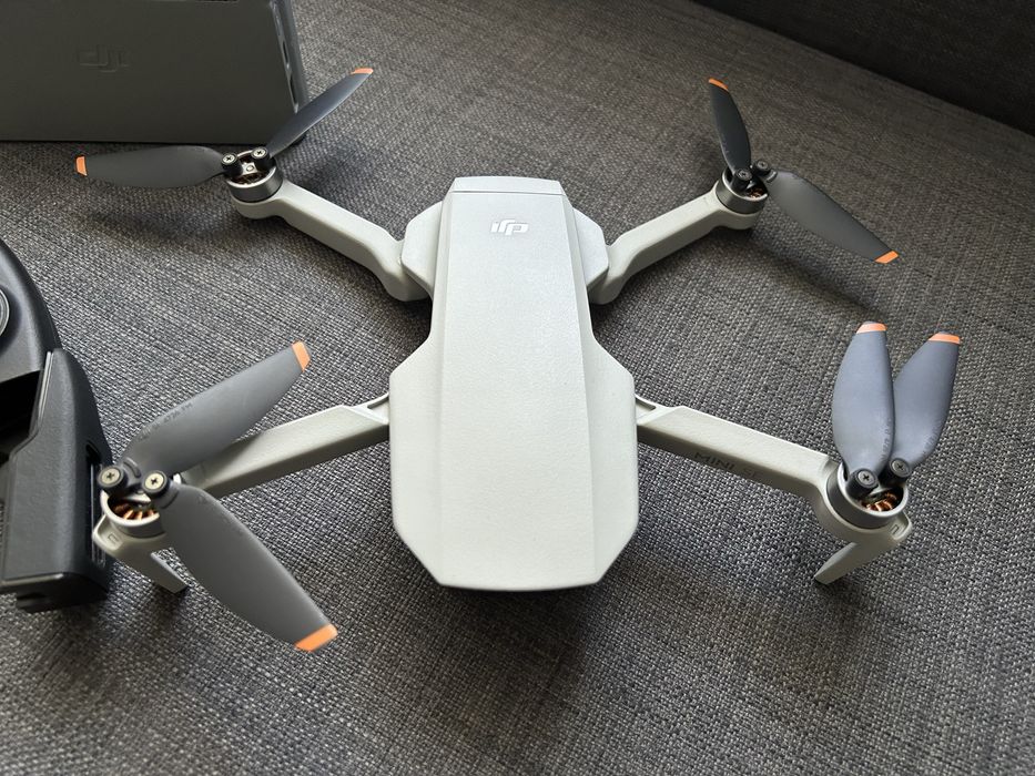 Drona DJI Mini SE pachet Fly More Combo