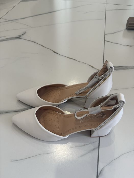 Туфли белые новые 40 размер