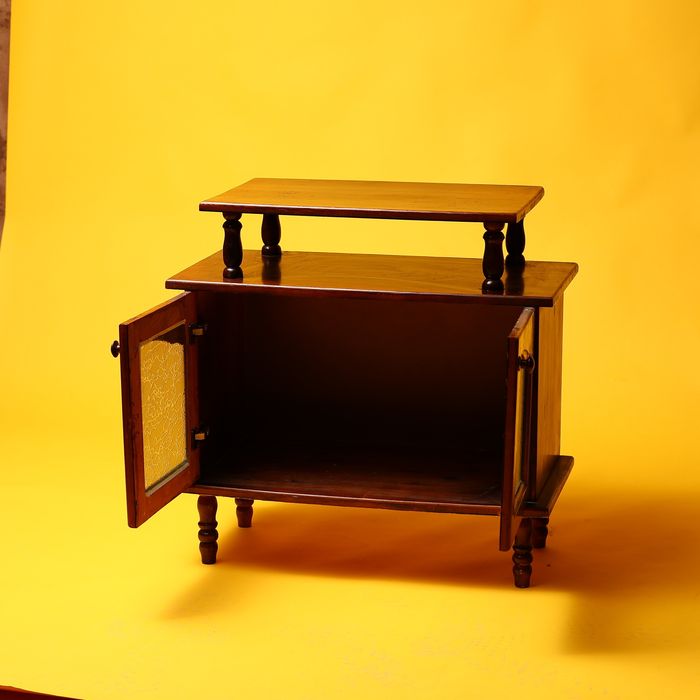 Красиво дървено шкафче