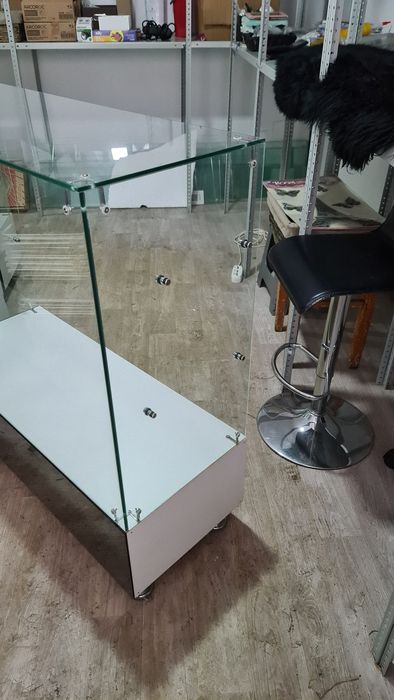 Прилавок с двумя стеклянными полочками