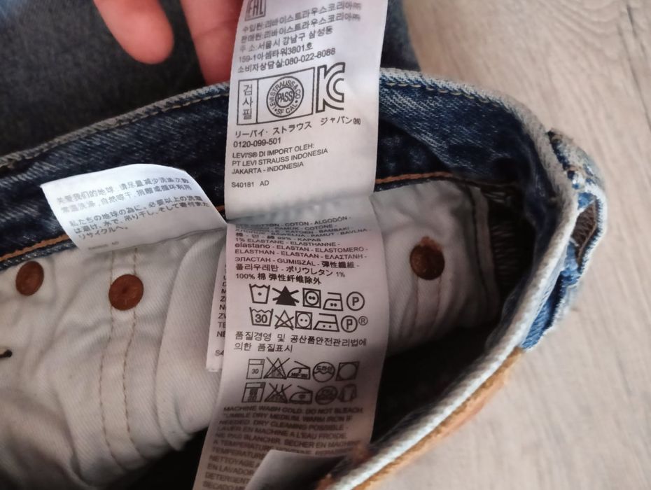 Vând pantaloni Levi's