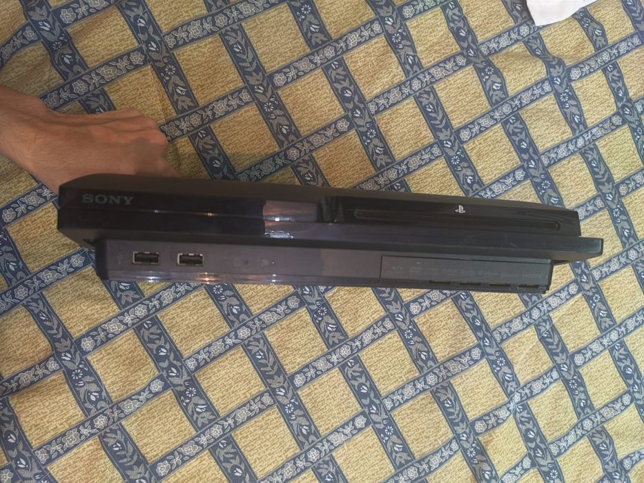 PlayStation 3 slim modat  2 controlere wireless cu foarte multe jocuri