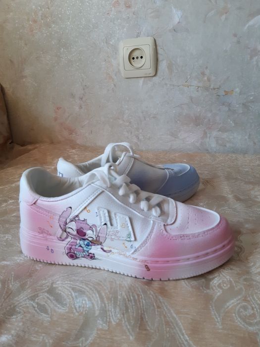 Продам женские кроссовки Warrior