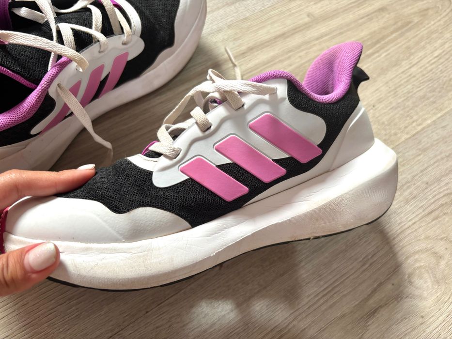 Маратонки adidas 38,5 оригинални много леки обличани много рядко