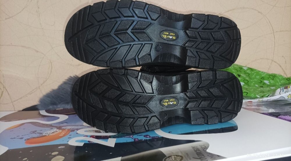 Срочно продам мужские ботинки.