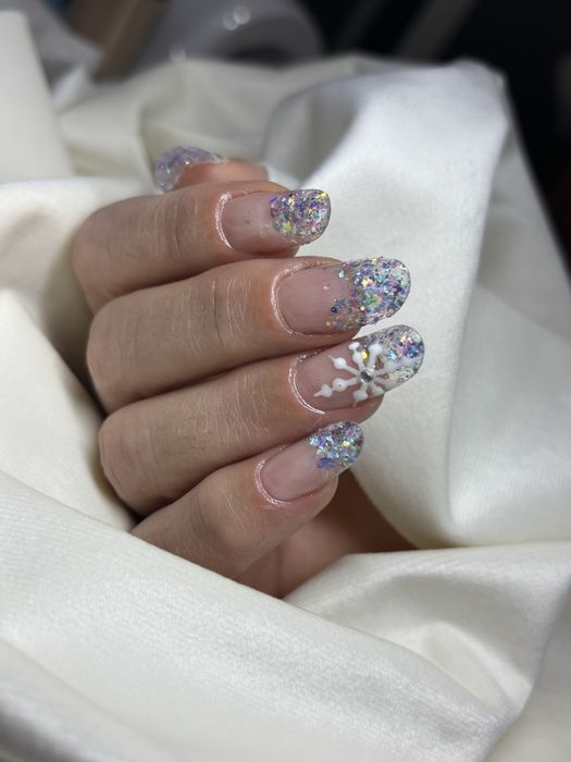 Ofer servici de manichiura