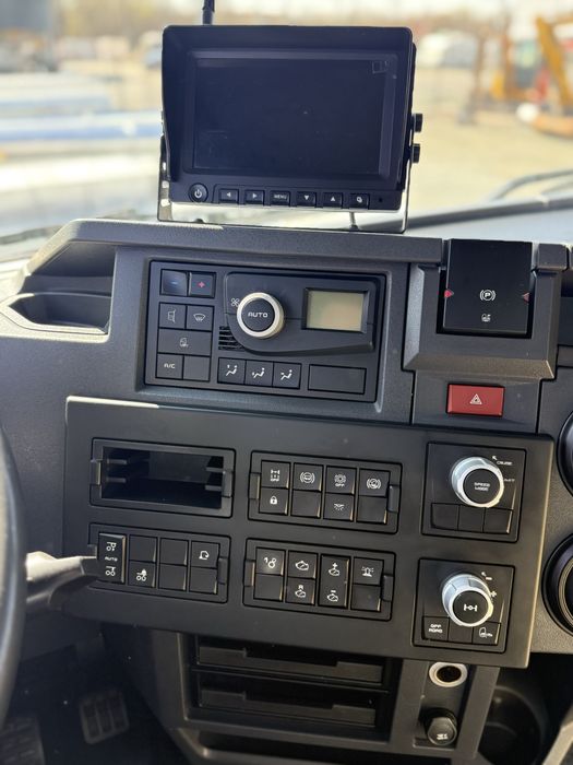 Camion Macara Renault C460 cai 8x4 an 2017 KM240 Hiab XS477 de 12 Tone