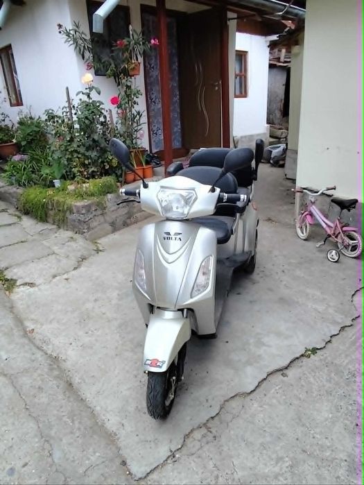 Triciclu electric Volta VT3, 2 locuri, autonomie 60 km, fără permis