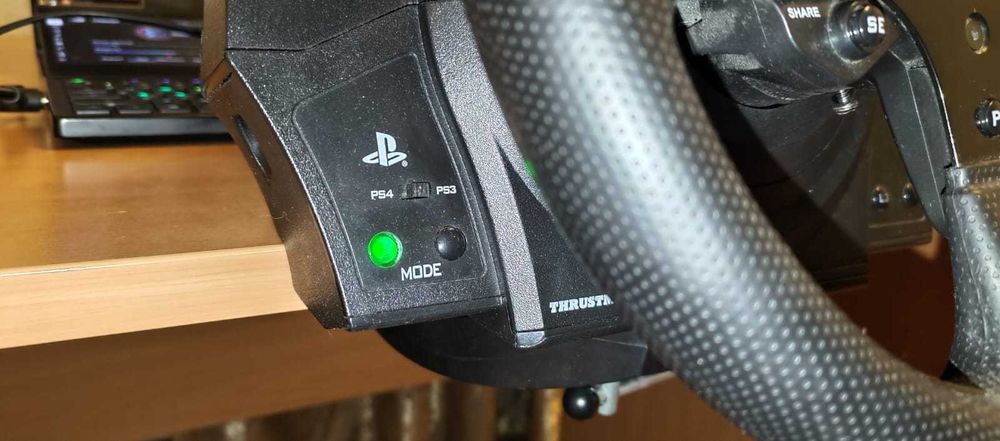 Игровой руль thrustmaster и педали.