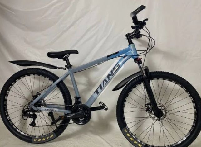 Велик tians сини зеленого цвета