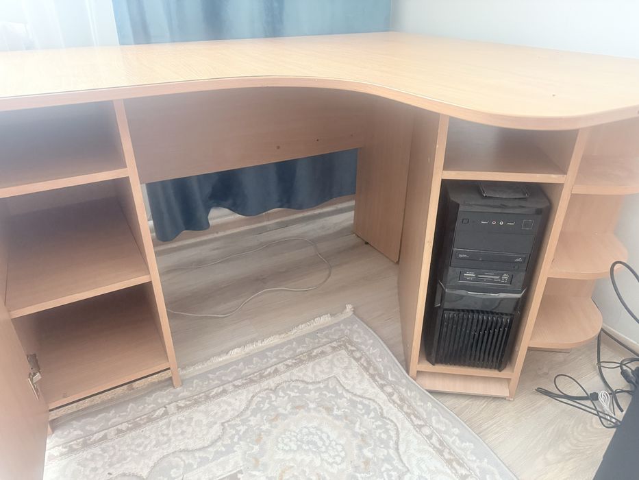 Продам компьютерный стол