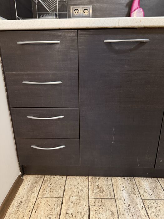 Кухня с кухненско обзавеждане