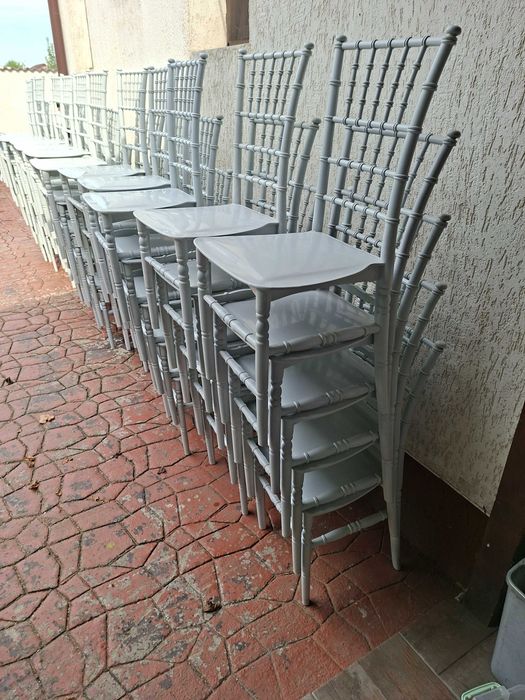 Vand scaune chiavari