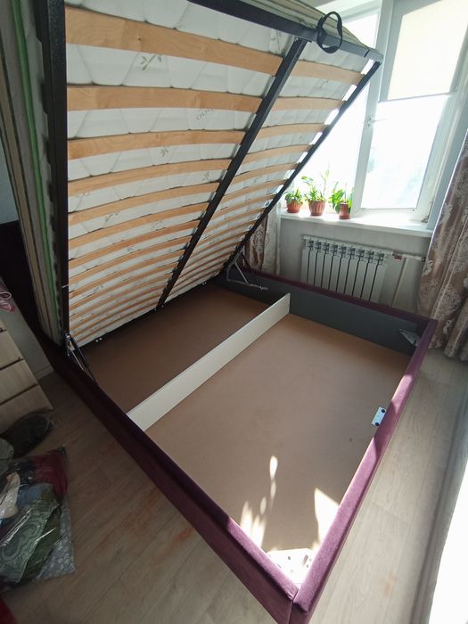 Тахта бардового цвета