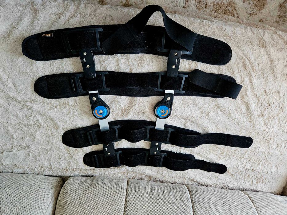 Orteza de genunchi Qmed by Meyra cu articulatie ajustabila universală.