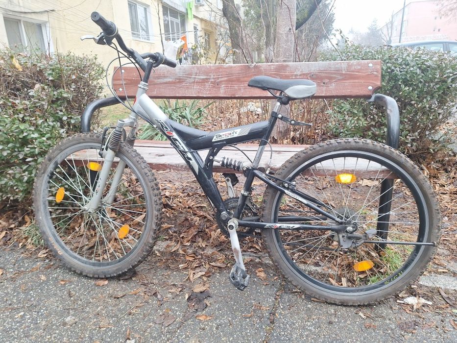 Vand bicicleta cu roti pe 26