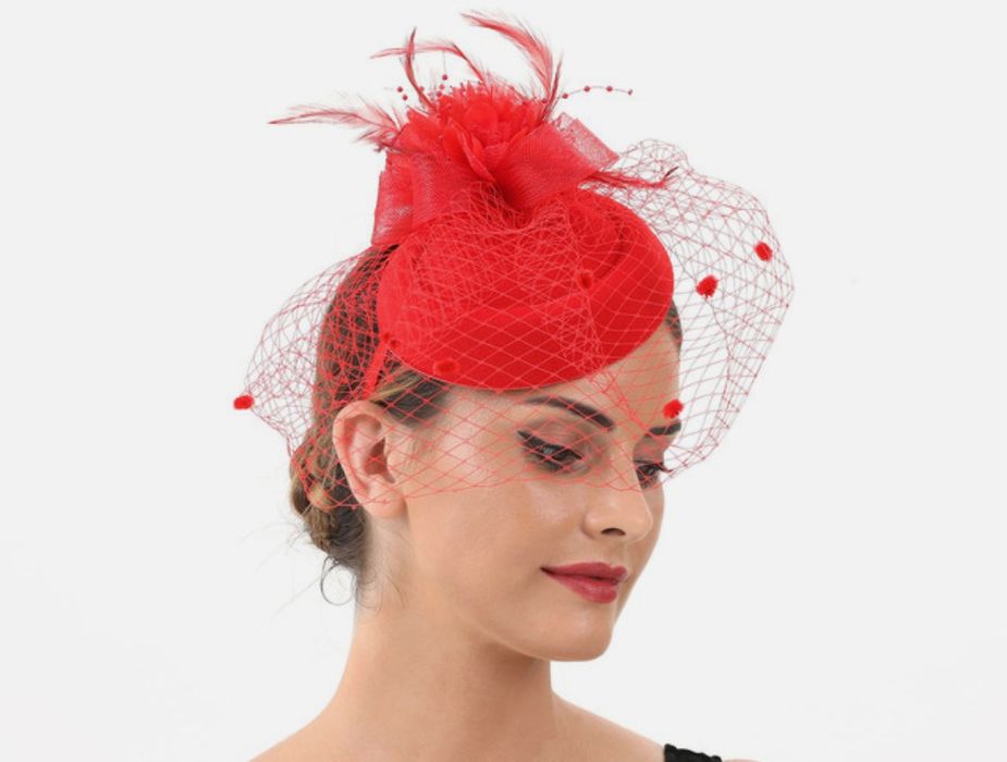 Роскошная шляпка с вуалью в красном цвете с перчатками