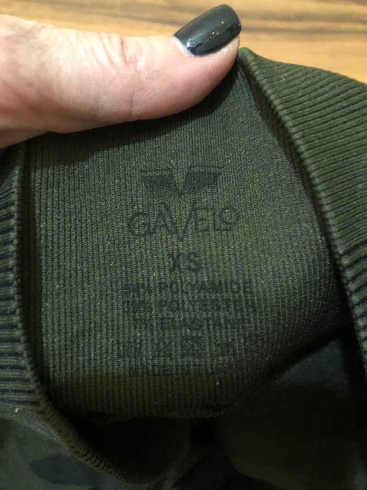 разпродажба на спортни тениски и оформящ безшевен клин