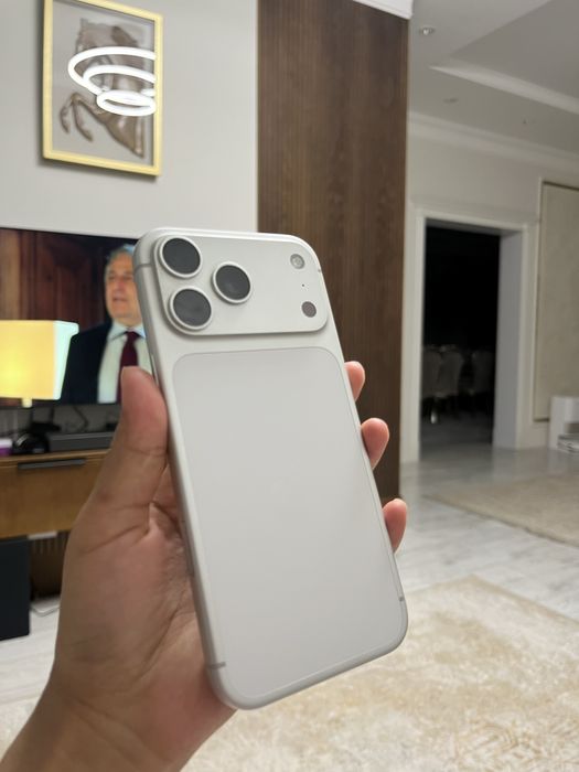 Продам iphone 17 pro max white