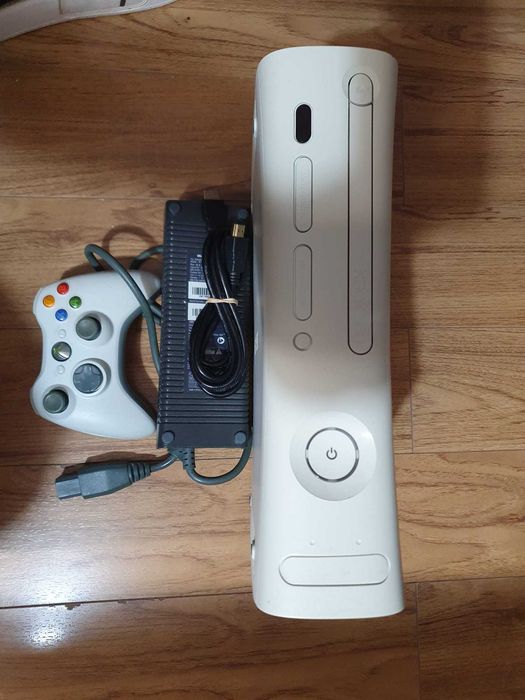 Consola Xbox 360 fat cu 100 jocuri demo instalate