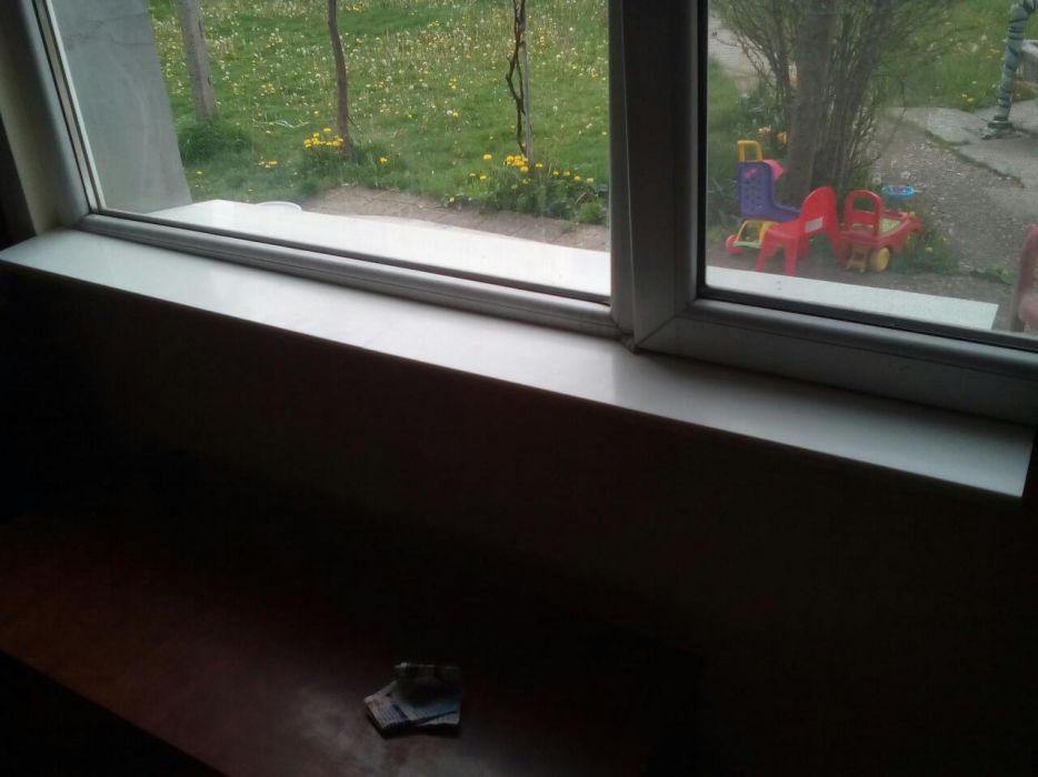 Подпрозорачни первази от акрилен камък.