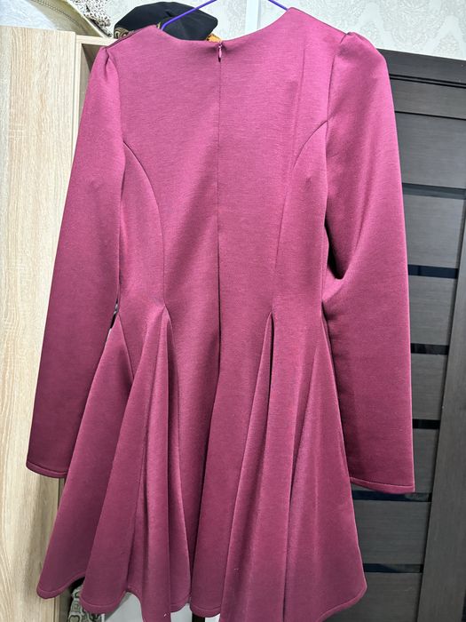 Короткое платье,бордового цвета